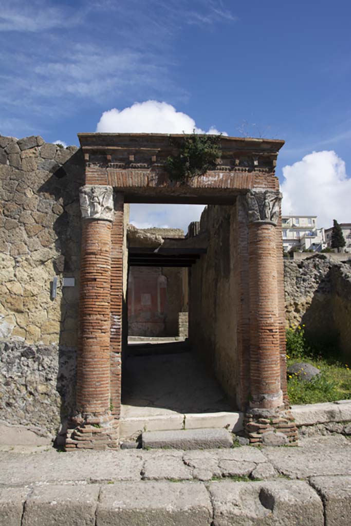 V.35 Herculaneum. March 2019. Looking north to entrance doorway.
Foto Annette Haug, ERC Grant 681269 DÉCOR